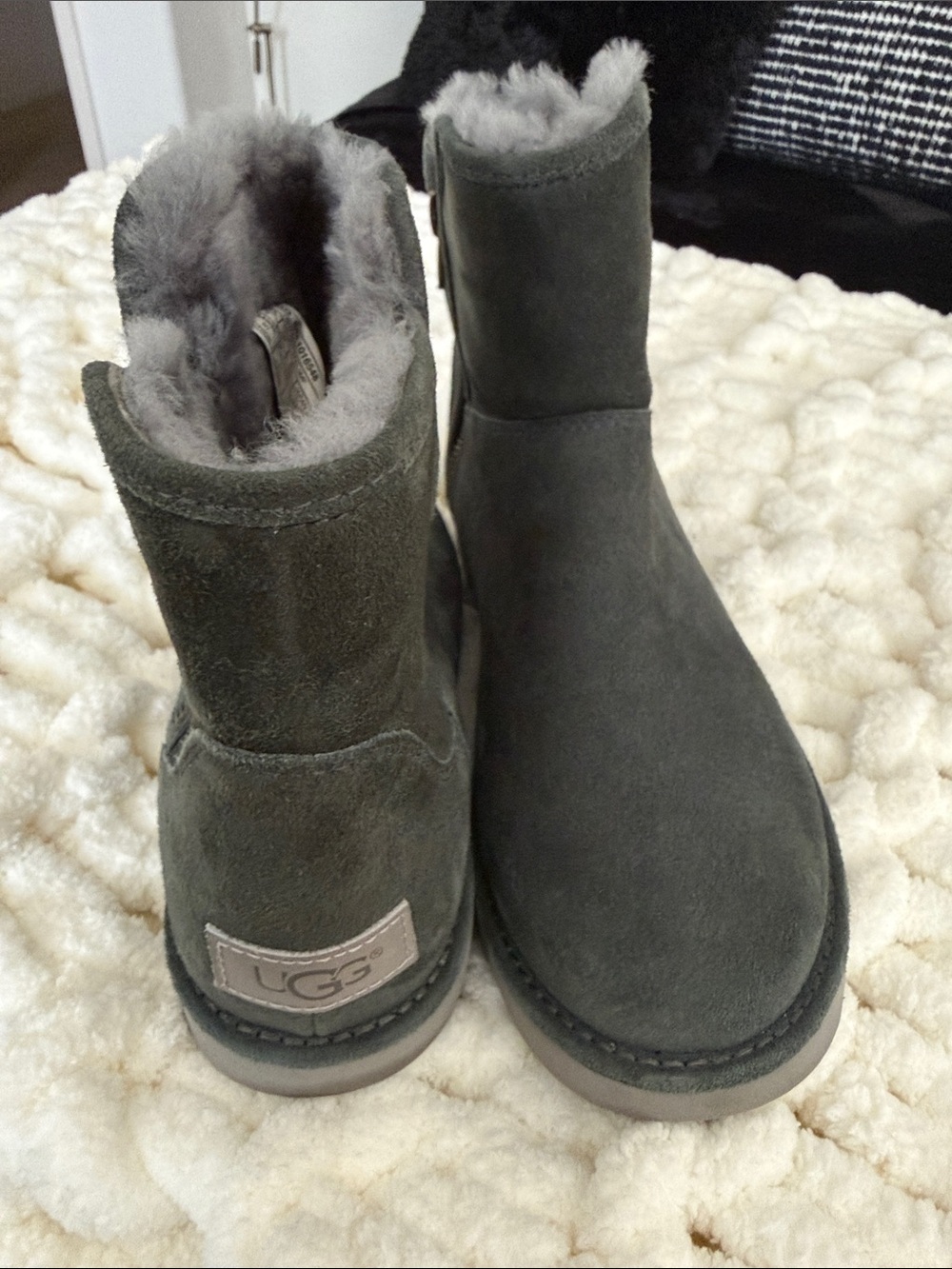 UGG Women’s Short Shearling Boot - Gray